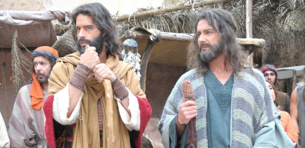 Guilherme Winter (Moisés) e Petrônio Gontijo (Arão) em cena da novela 