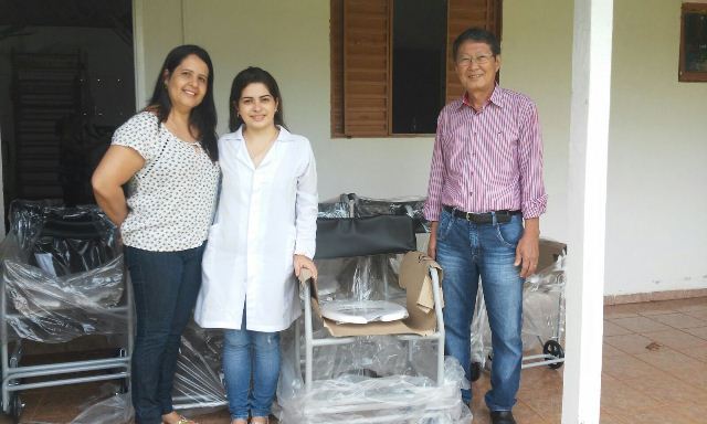 Hélio Sato e Secretária de Saúde recebendo as cadeiras de rodas. (Foto: Divulgação)