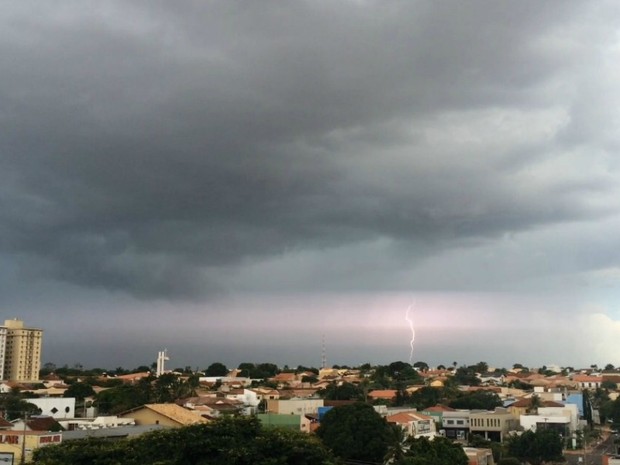 Raio no céu em Campo Grande (Foto: Maria Caroline Palieraqui/G1 MS/Arquivo - 04.01.2015)