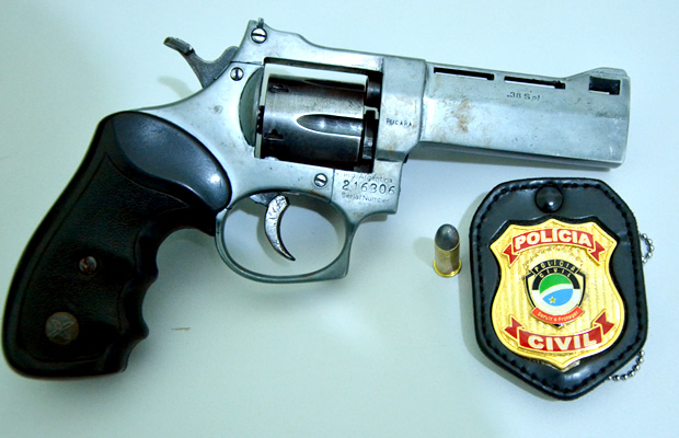 Revolver apreendido pelos Policiais em posse do acusados de assalto. (Foto: Vicentina Online)