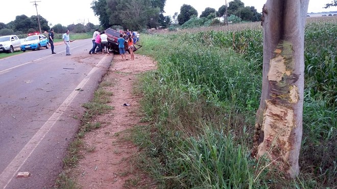 Árvore em que o veiculo bateu. (Foto: Eliton Santos)