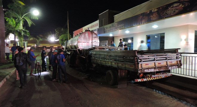 Caminhão leiteiro estava estacionado ao lado do restaurante. Foto: Eliton Santos.