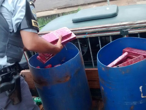 Droga estava dentro de tambores na carroceria de uma caminhonete (Foto: Polícia Militar Rodoviária/Cedida)