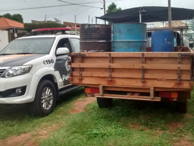 Droga e dinheiro estavam dentro de tambores na carroceria de uma caminhonete (Foto: Polícia Militar Rodoviária/Cedida)