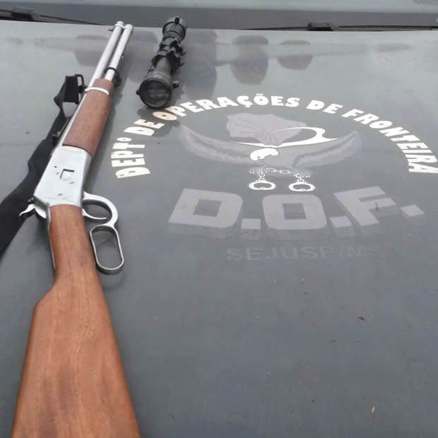 Espingarda Carabina furtada juntamente com a caminhonete Hillux. Ele foi apreendida pelos policiais do DOF em posse de Sidnei Lima da Silva vulgo
