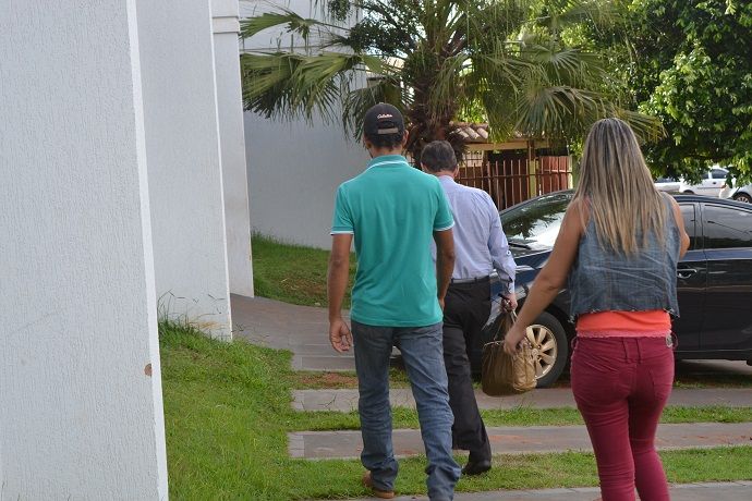 A frente o advogado, de camisa verde Odenir Rodrigues dos Santos e sua esposa - Foto : Emerson Dantas/Jornal da Nova