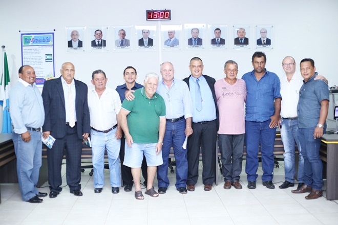  A sessão contou com a presença do atual Prefeito Valdir Sartor, do primeiro Prefeito de Deodápolis