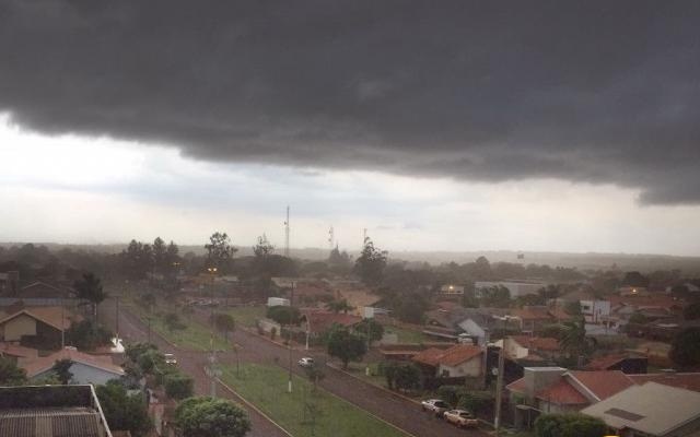 Sidrolândia sendo encoberta pela nuvem escura de chuva, esta manhã. (Foto: Felipe Feitosa)