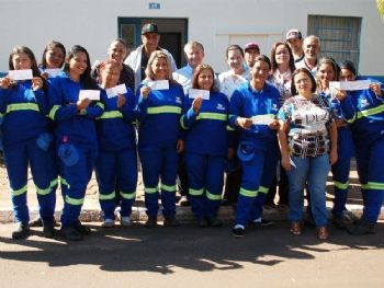 Detentas recebem 1º pagamento da prefeitura de Jateí pelos serviços de limpeza das ruas