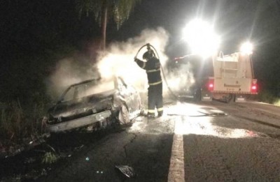 Incêndio destrói carro entre Deodápolis e Ivinhema