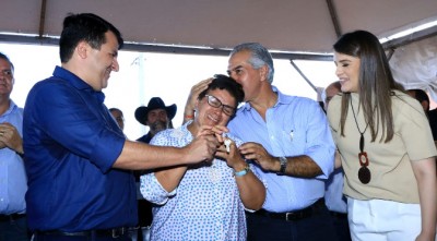 Durante entrega das 100 casas, Reinaldo garante mais 76 no mesmo loteamento em Vicentina