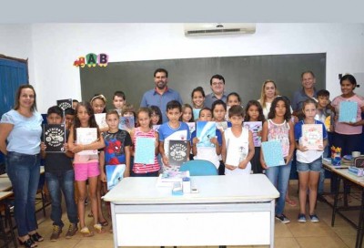 Marquinhos do Dedé distribui materiais escolares para alunos em Vicentina