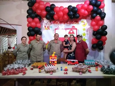 Em Fátima do Sul, Bombeiros fazem surpresa em aniversário do Mateus