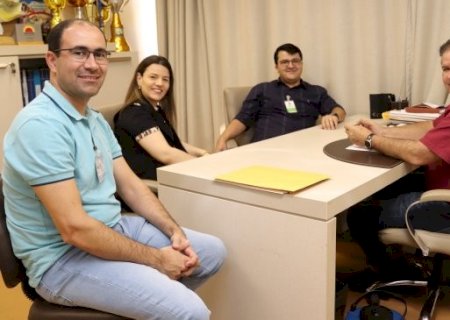 Em seu gabinete, Eduardo Rocha recebe visita do prefeito de Vicentina e equipe