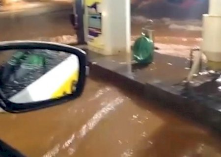VÍDEOS: Choveu 90 milímetros e alagou ruas em Vicentina; Inmet mantém alerta de tempestade em MS