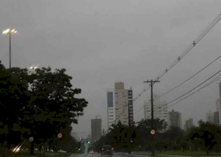Com alerta de tempestade em 59 municípios, feriado deve ser de chuva em pontos isolados