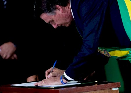 Bolsonaro assina decreto que autoriza PRF a chamar 1.000 aprovados