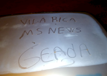 AGORA: Geada cobre carro com fina camada de gelo em Vicentina