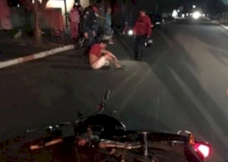 Homem fica ferido após queda de moto em Vicentina