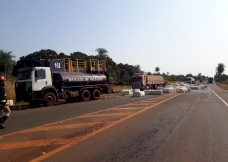 Carreta invade pista contrária, bate em outras três e tomba na BR-267