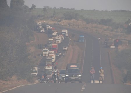 Incêndio de grandes proporções fecha trecho da BR-163 por duas horas