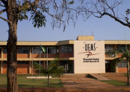 Seleção para professor na UEMS com salário de até R$ 8,6 mil encerram hoje
