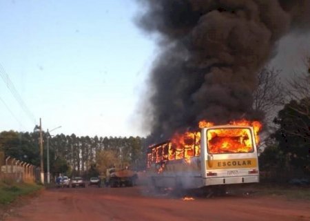 Ônibus escolar é destruído pelo fogo após pane elétrica em Ribas do Rio Pardo