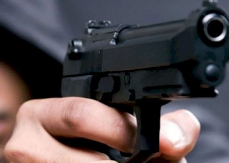 Rapaz tem pistola apontada para a cabeça durante roubo de camionete na fronteira