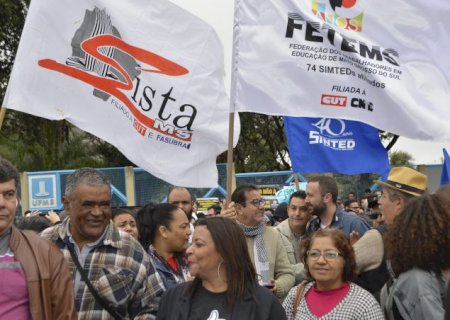 Com ato e aula pública, servidores da UFMS continuam greve nesta quinta-feira