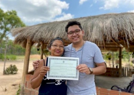 Índio terena volta à aldeia com diploma de doutor e dedica conquista à mãe