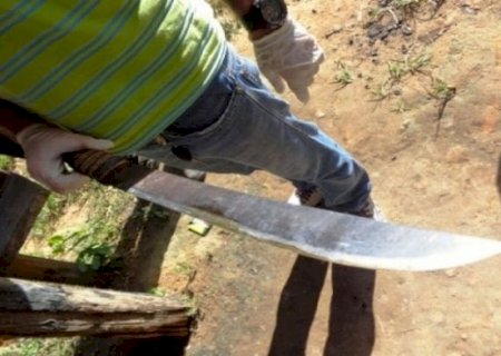 Homem é agredido com facão após não juntar roupa em Deodápolis