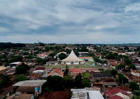 Vicentina: Município restringe comércio, mas população vai às compras na cidade vizinha