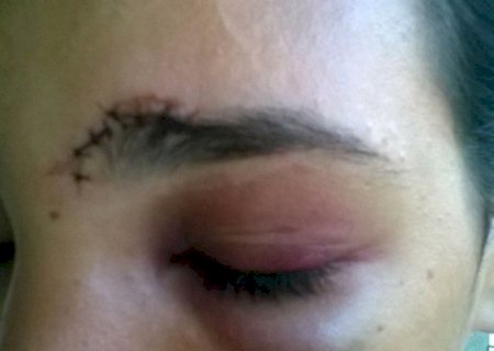 Marido espanca mulher e polícia o encontra em conveniência bebendo cerveja