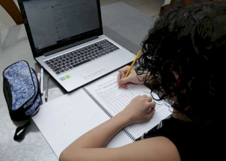 Alunos sem acesso &agrave; internet podem ligar nas escolas para agendas aulas