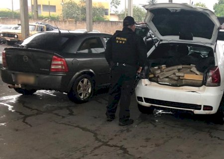 Veículos conduzidos por adolescentes de Deodápolis com mais de 200 quilos de maconha foi apreendido