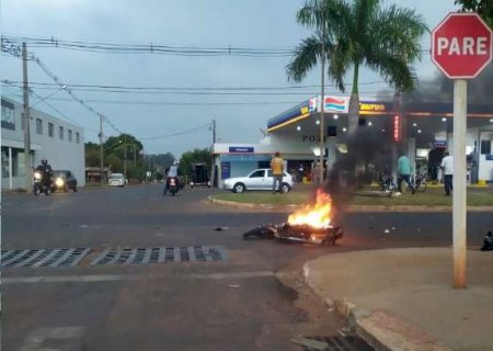 Após bater contra carreta, moto explode e pega fogo em Nova Andradina
