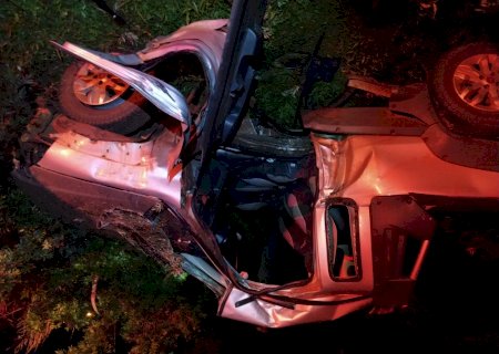 Jovem sai ileso de acidente que deixou carro destruído em Vicentina