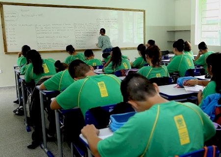 Limpar sapatos a intervalos escalados; confira regras de biossegurança nas escolas de MS