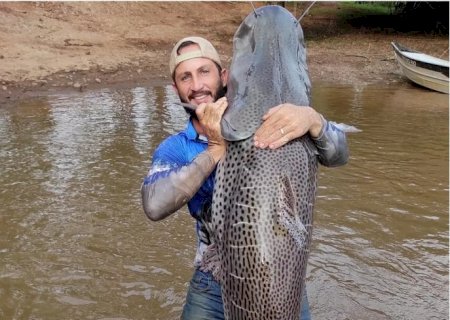 Em Deodápolis, no rio Dourado, agricultor pesca peixe de 1,75 metro e mais de 60 Kg: \'Bati meu próprio recorde\'