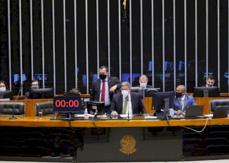Câmara aprova projeto de lei que torna escolas serviços essenciais
