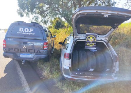 Veículo carregado com mais de 90 pneus adquiridos no Paraguai foi apreendido em Deodápolis