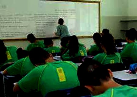 Concurso com 722 vagas para professores prevê salário de R$ 3,7 mil