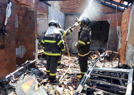 Vídeo: Incêndio destrói casa em Jateí