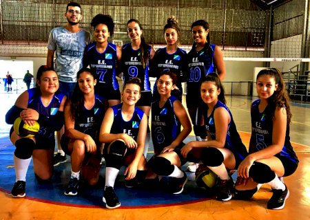 Com técnico de Vicentina, equipe de Voleibol da EE Eufrosina Pinto de Glória de Dourados vence 12° Copa da Amizade, fase de Ponta Porã