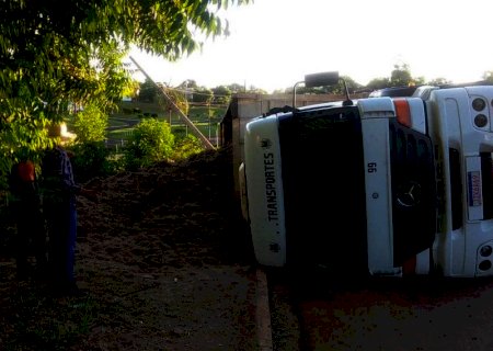 Motorista sai ileso após tombar carreta com bagaço de cana em Glória de Dourados