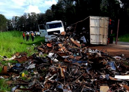 Douradense tomba caminhão carregado com sucata e atinge outro em rodovia de SP