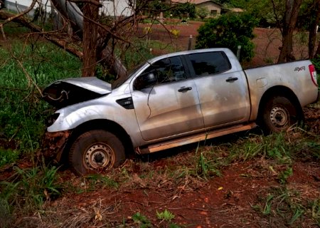 Motorista colide caminhonete em árvore entre Fátima do Sul e Dourados