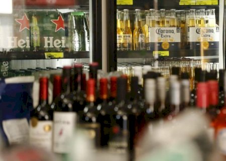 Apesar de ser crime, comerciantes distribuem bebidas a menores em MS e recomendação vira alerta