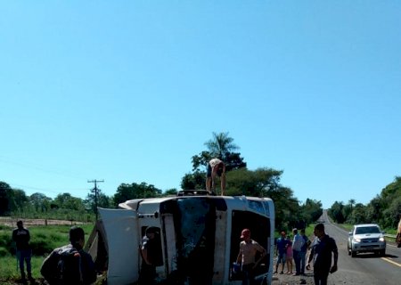 AGORA: Caminhão carregado com porcos tomba entre Vicentina e Jateí