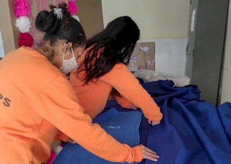 Internas do presídio de Jateí confeccionam lençóis para hospital da Vida de Dourados